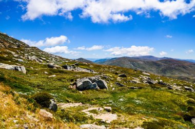 Güneşli bir gün ve karlı dağlardaki Kosciusko Dağı vadilerinde güzel bir manzara Thredbo, perisher mavisi, Yeni Güney Galler, Avustralya