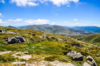 Güneşli bir gün ve karlı dağlardaki Kosciusko Dağı vadilerinde güzel bir manzara Thredbo, perisher mavisi, Yeni Güney Galler, Avustralya