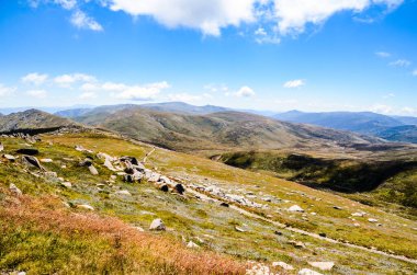 Güneşli bir gün ve karlı dağlardaki Kosciusko Dağı vadilerinde güzel bir manzara Thredbo, perisher mavisi, Yeni Güney Galler, Avustralya