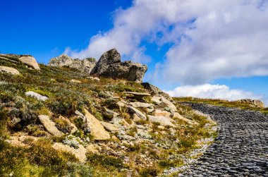 Güneşli bir gün ve karlı dağlardaki Kosciusko Dağı vadilerinde güzel bir manzara Thredbo, perisher mavisi, Yeni Güney Galler, Avustralya