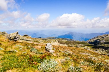 Güneşli bir gün ve karlı dağlardaki Kosciusko Dağı vadilerinde güzel bir manzara Thredbo, perisher mavisi, Yeni Güney Galler, Avustralya