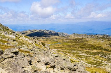 Güneşli bir gün ve karlı dağlardaki Kosciusko Dağı vadilerinde güzel bir manzara Thredbo, perisher mavisi, Yeni Güney Galler, Avustralya