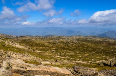 Güneşli bir gün ve karlı dağlardaki Kosciusko Dağı vadilerinde güzel bir manzara Thredbo, perisher mavisi, Yeni Güney Galler, Avustralya