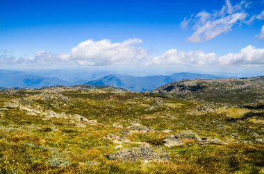 Güneşli bir gün ve karlı dağlardaki Kosciusko Dağı vadilerinde güzel bir manzara Thredbo, perisher mavisi, Yeni Güney Galler, Avustralya
