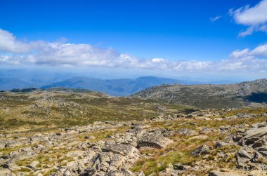 Güneşli bir gün ve karlı dağlardaki Kosciusko Dağı vadilerinde güzel bir manzara Thredbo, perisher mavisi, Yeni Güney Galler, Avustralya