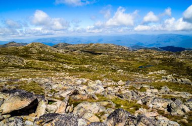 Güneşli bir gün ve karlı dağlardaki Kosciusko Dağı vadilerinde güzel bir manzara Thredbo, perisher mavisi, Yeni Güney Galler, Avustralya