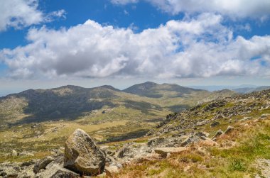Güneşli bir gün ve karlı dağlardaki Kosciusko Dağı vadilerinde güzel bir manzara Thredbo, perisher mavisi, Yeni Güney Galler, Avustralya