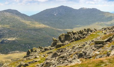 Güneşli bir gün ve karlı dağlardaki Kosciusko Dağı vadilerinde güzel bir manzara Thredbo, perisher mavisi, Yeni Güney Galler, Avustralya