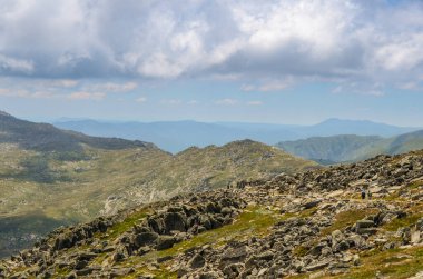 Güneşli bir gün ve karlı dağlardaki Kosciusko Dağı vadilerinde güzel bir manzara Thredbo, perisher mavisi, Yeni Güney Galler, Avustralya