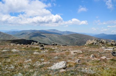 Güneşli bir gün ve karlı dağlardaki Kosciusko Dağı vadilerinde güzel bir manzara Thredbo, perisher mavisi, Yeni Güney Galler, Avustralya