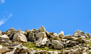 Güneşli bir gün ve karlı dağlardaki Kosciusko Dağı vadilerinde güzel bir manzara Thredbo, perisher mavisi, Yeni Güney Galler, Avustralya