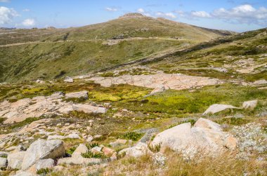 Güneşli bir gün ve karlı dağlardaki Kosciusko Dağı vadilerinde güzel bir manzara Thredbo, perisher mavisi, Yeni Güney Galler, Avustralya