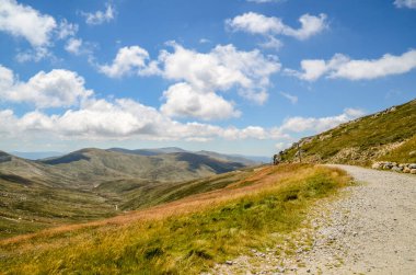 Güneşli bir gün ve karlı dağlardaki Kosciusko Dağı vadilerinde güzel bir manzara Thredbo, perisher mavisi, Yeni Güney Galler, Avustralya