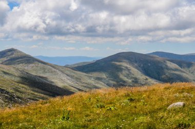 Güneşli bir gün ve karlı dağlardaki Kosciusko Dağı vadilerinde güzel bir manzara Thredbo, perisher mavisi, Yeni Güney Galler, Avustralya