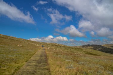 Güneşli bir gün ve karlı dağlardaki Kosciusko Dağı vadilerinde güzel bir manzara Thredbo, perisher mavisi, Yeni Güney Galler, Avustralya