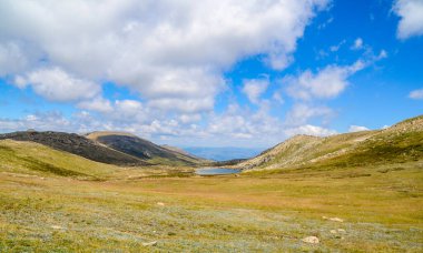 Güneşli bir gün ve karlı dağlardaki Kosciusko Dağı vadilerinde güzel bir manzara Thredbo, perisher mavisi, Yeni Güney Galler, Avustralya