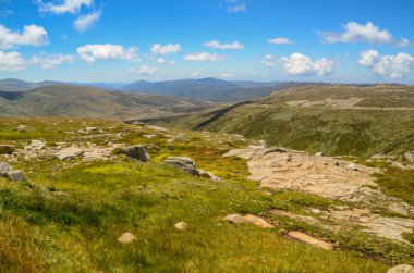 Güneşli bir gün ve karlı dağlardaki Kosciusko Dağı vadilerinde güzel bir manzara Thredbo, perisher mavisi, Yeni Güney Galler, Avustralya