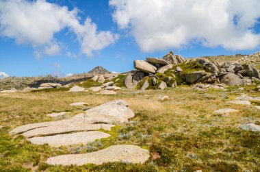 Güneşli bir gün ve karlı dağlardaki Kosciusko Dağı vadilerinde güzel bir manzara Thredbo, perisher mavisi, Yeni Güney Galler, Avustralya