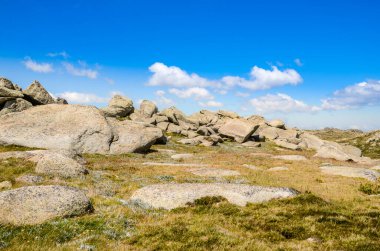 Güneşli bir gün ve karlı dağlardaki Kosciusko Dağı vadilerinde güzel bir manzara Thredbo, perisher mavisi, Yeni Güney Galler, Avustralya