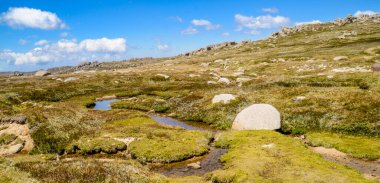 Güneşli bir gün ve karlı dağlardaki Kosciusko Dağı vadilerinde güzel bir manzara Thredbo, perisher mavisi, Yeni Güney Galler, Avustralya