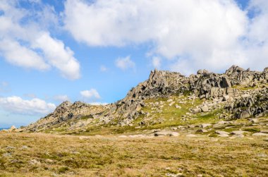 Güneşli bir gün ve karlı dağlardaki Kosciusko Dağı vadilerinde güzel bir manzara Thredbo, perisher mavisi, Yeni Güney Galler, Avustralya