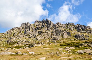 Güneşli bir gün ve karlı dağlardaki Kosciusko Dağı vadilerinde güzel bir manzara Thredbo, perisher mavisi, Yeni Güney Galler, Avustralya