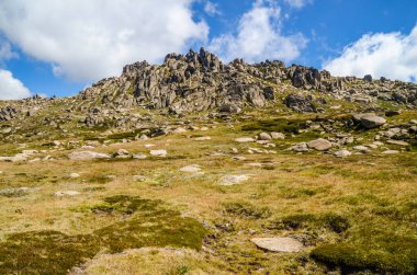 Güneşli bir gün ve karlı dağlardaki Kosciusko Dağı vadilerinde güzel bir manzara Thredbo, perisher mavisi, Yeni Güney Galler, Avustralya