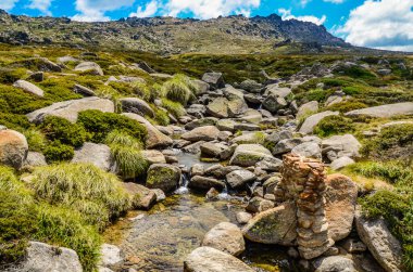 Güneşli bir gün ve karlı dağlardaki Kosciusko Dağı vadilerinde güzel bir manzara Thredbo, perisher mavisi, Yeni Güney Galler, Avustralya