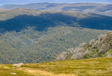Güneşli bir gün ve karlı dağlardaki Kosciusko Dağı vadilerinde güzel bir manzara Thredbo, perisher mavisi, Yeni Güney Galler, Avustralya