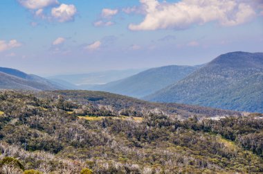 Güneşli bir gün ve karlı dağlardaki Kosciusko Dağı vadilerinde güzel bir manzara Thredbo, perisher mavisi, Yeni Güney Galler, Avustralya