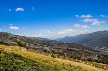 Güneşli bir gün ve karlı dağlardaki Kosciusko Dağı vadilerinde güzel bir manzara Thredbo, perisher mavisi, Yeni Güney Galler, Avustralya