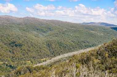 Güneşli bir gün ve karlı dağlardaki Kosciusko Dağı vadilerinde güzel bir manzara Thredbo, perisher mavisi, Yeni Güney Galler, Avustralya