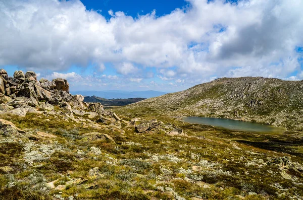 Güneşli Bir Gün Karlı Dağlardaki Kosciusko Dağı Vadilerinde Güzel Bir — Stok fotoğraf