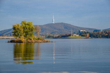 Avustralya 'nın başkenti Burley Griffin Gölü çevresindeki Canberra işaretleri