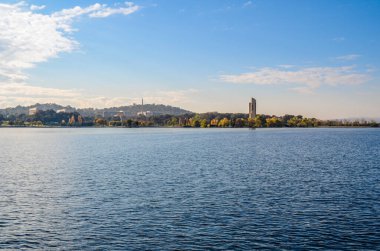 Avustralya 'nın başkenti Burley Griffin Gölü çevresindeki Canberra işaretleri