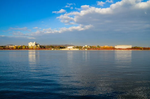 Avustralya Nın Başkenti Burley Griffin Gölü Çevresindeki Canberra Işaretleri — Stok fotoğraf