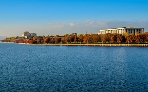 Avustralya Nın Başkenti Burley Griffin Gölü Çevresindeki Canberra Işaretleri — Stok fotoğraf