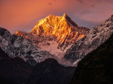 Tatopani, Myagdi, Nepal 'den gün batımı görüntüsü (7.061 m).