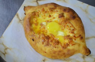 Yumurtalı Gürcü peynirli börek.