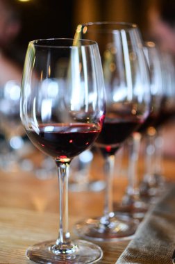 Birkaç kadeh kırmızı şarap.