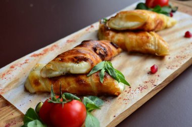 Khachapuri ızgarada pişiyor.