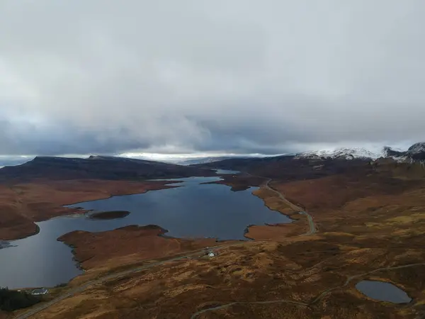 Vista Aérea Loch Leathan Cerca Storr Isla Skye Escocia —  Fotos de Stock