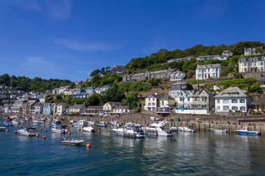 Looe, Cornwall, İngiltere 'deki nehirde tekneler.