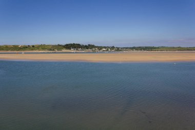 Padstow 'dan Cornwall' daki Rock köyüne bakıyorum.
