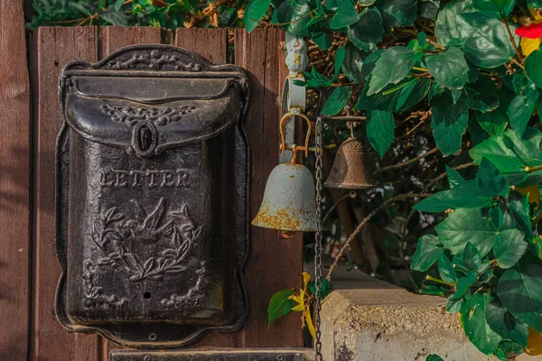 Klasik açık hava dekorasyonu. Kalitesiz çan. Kara posta kutusu