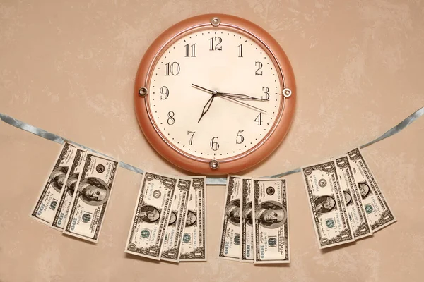USD 'nin duvar saati ve banknotu. Zaman para kavramıdır..