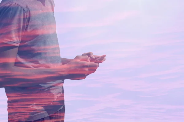 Kırmızı mavi gökyüzünde insan eli cep telefonu, teknoloji iletişim konsepti