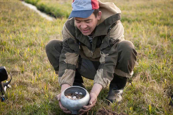 Buried Treasure Man Found Pot Coins Holds His Hands — Stock Photo, Image