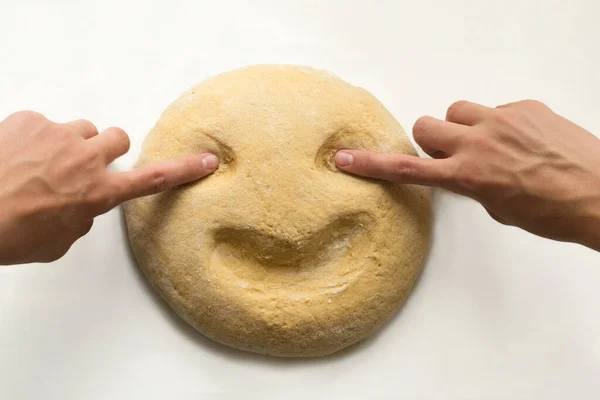 Mangırı eller yapar. Üzerinde bir gülümseme var..