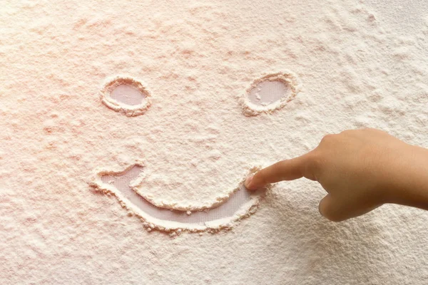 Una gülümseyen eller çizer. sevinç konsepti.